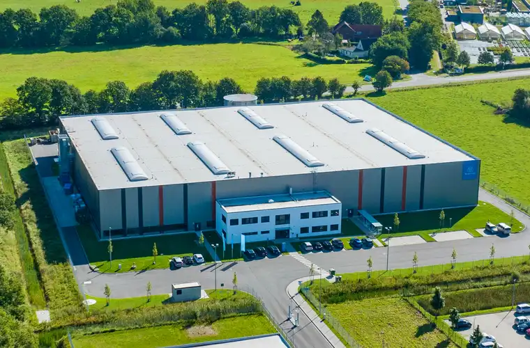 Eine Luftaufnahme der Logistikhalle in Tornesch